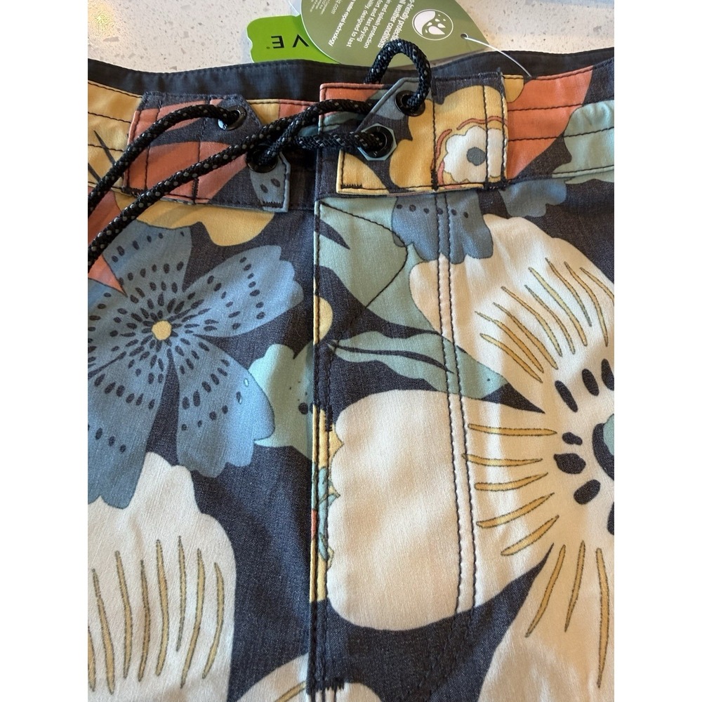 VISSLA Men's Floral Board Shorts Size 32 - Picture 3 of 12
